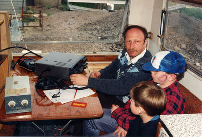 Keith G3RTU  demonstrating amateur radio at JOTA event
